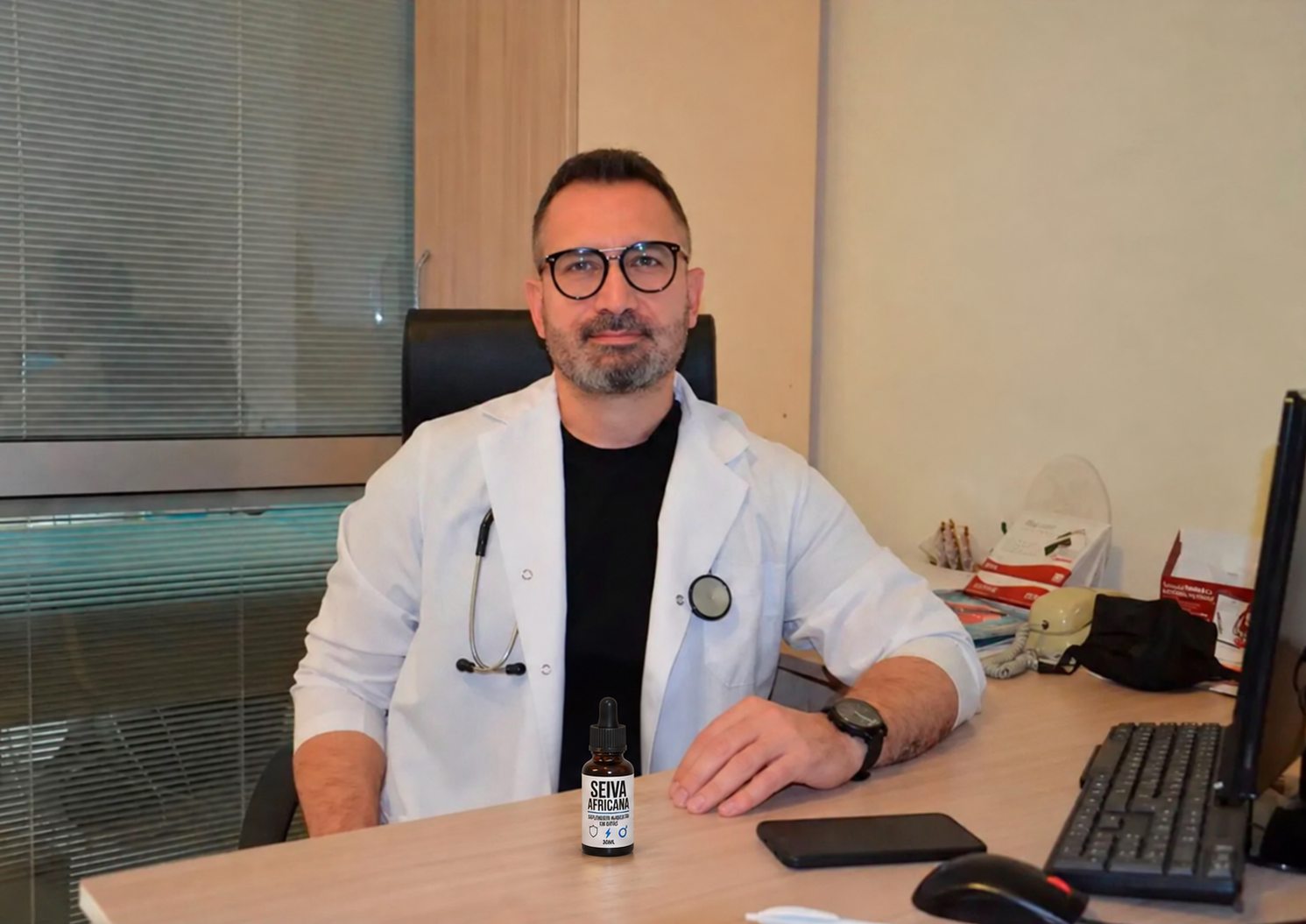 Médico com frasco de Seiva Africana sobre a mesa