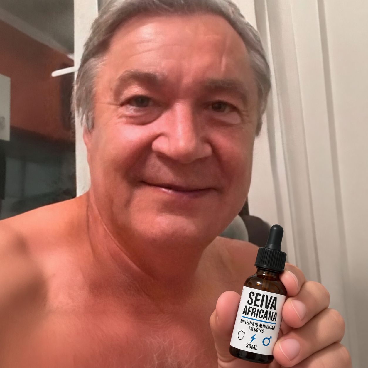 Daniel Willian segurando um frasco de Seiva Africana
